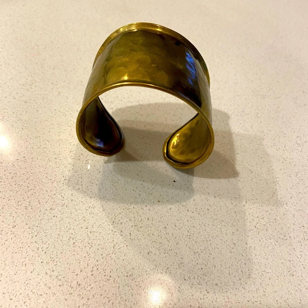 Hammered gold colored bracelet - Picture 3 of 4
